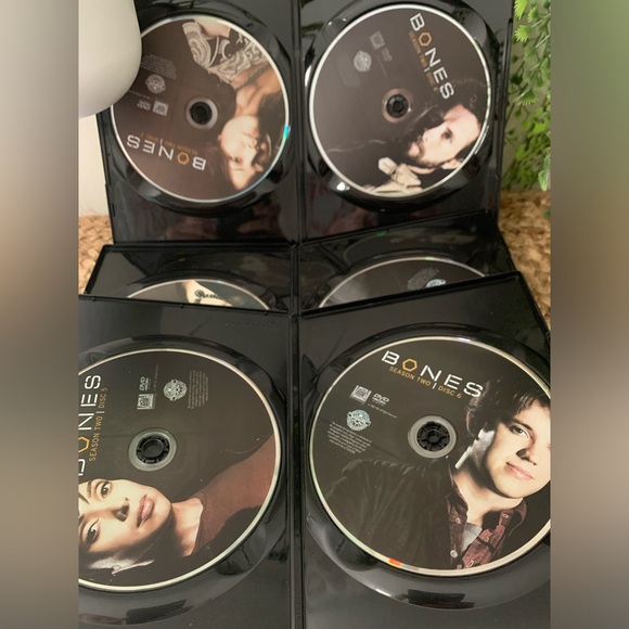 BONES Season 2 DVD Box Set. EUC - Picture 6 of 8